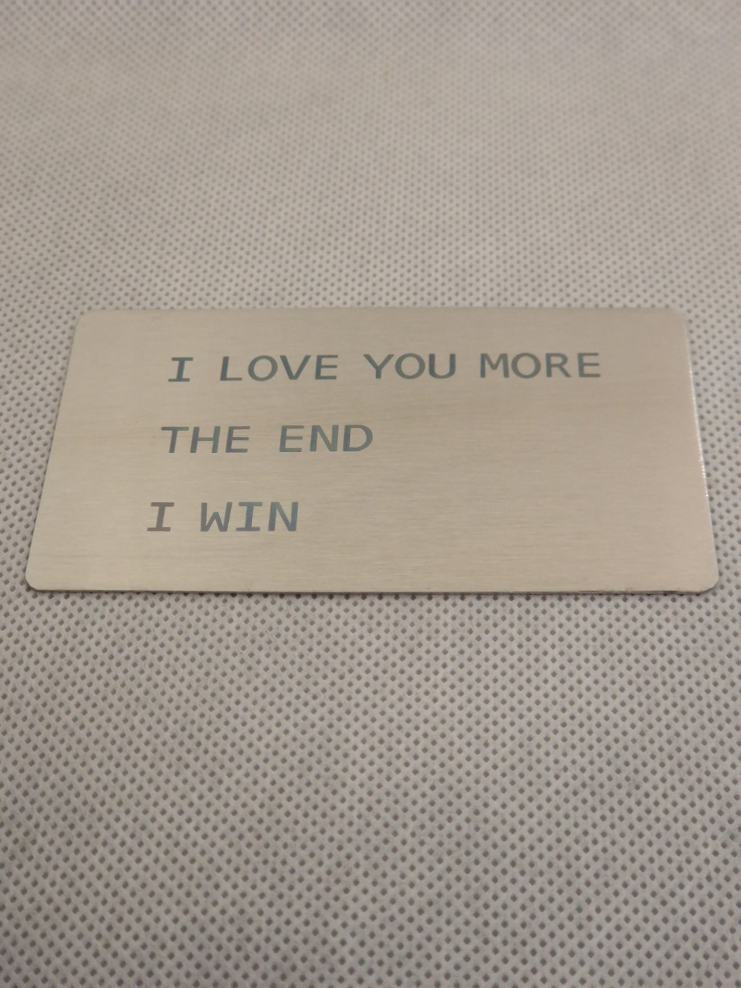 Graverat kärlekskort i aliminium